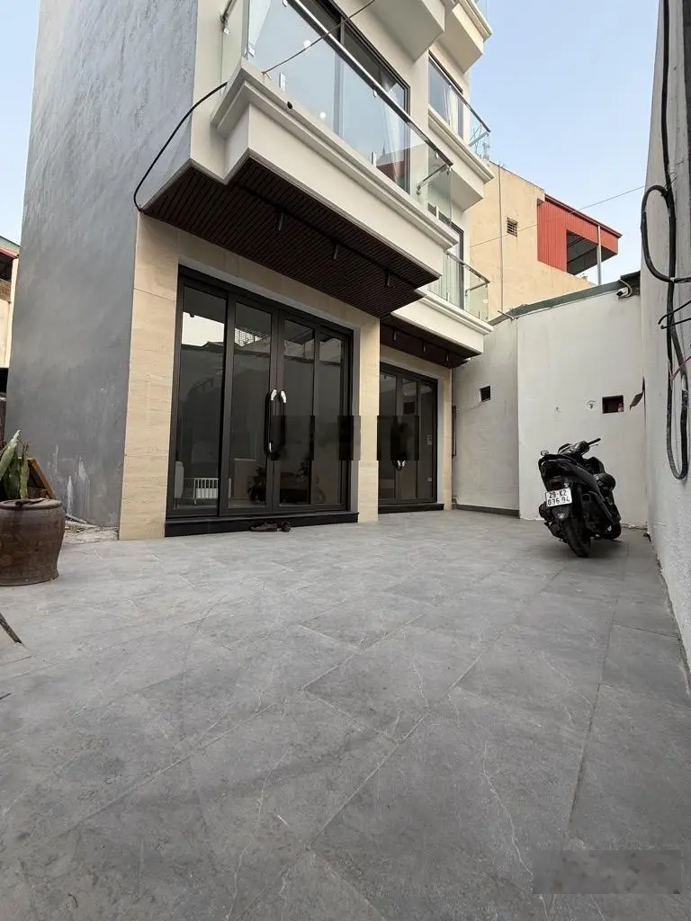 Việt Hưng - 5 tầng - 5, 7 tỷ lô góc - thoáng - siêu đẹp ô tô tránh dừng đỗ ngay cổng - sân riêng