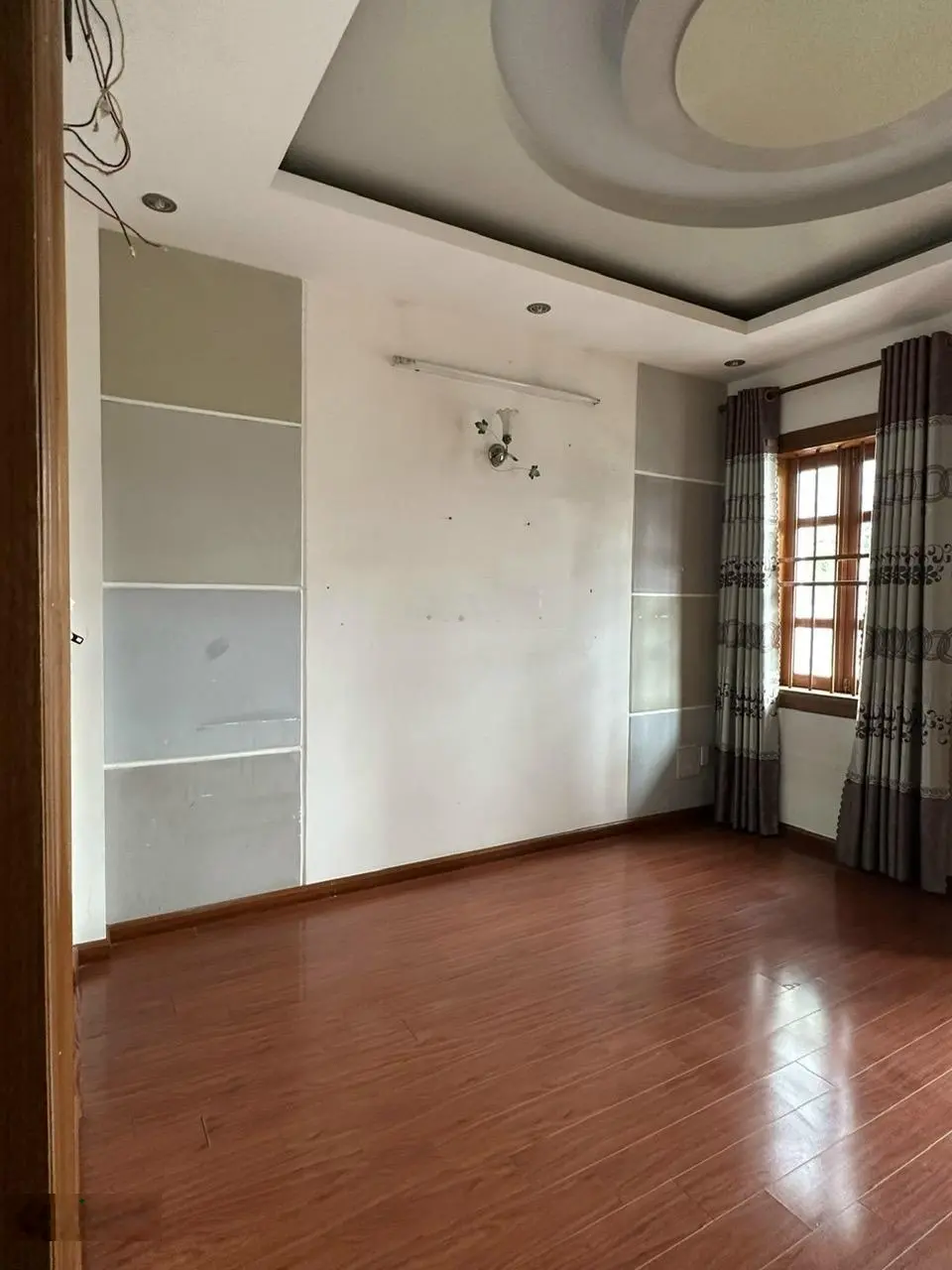 Chính chủ. Nhà 1 trệt 1 lững 2 lầu sân thượng. Hẻm 1 xẹt Lê Văn Thọ P11 GV . Đối diện CV Làng Hoa
