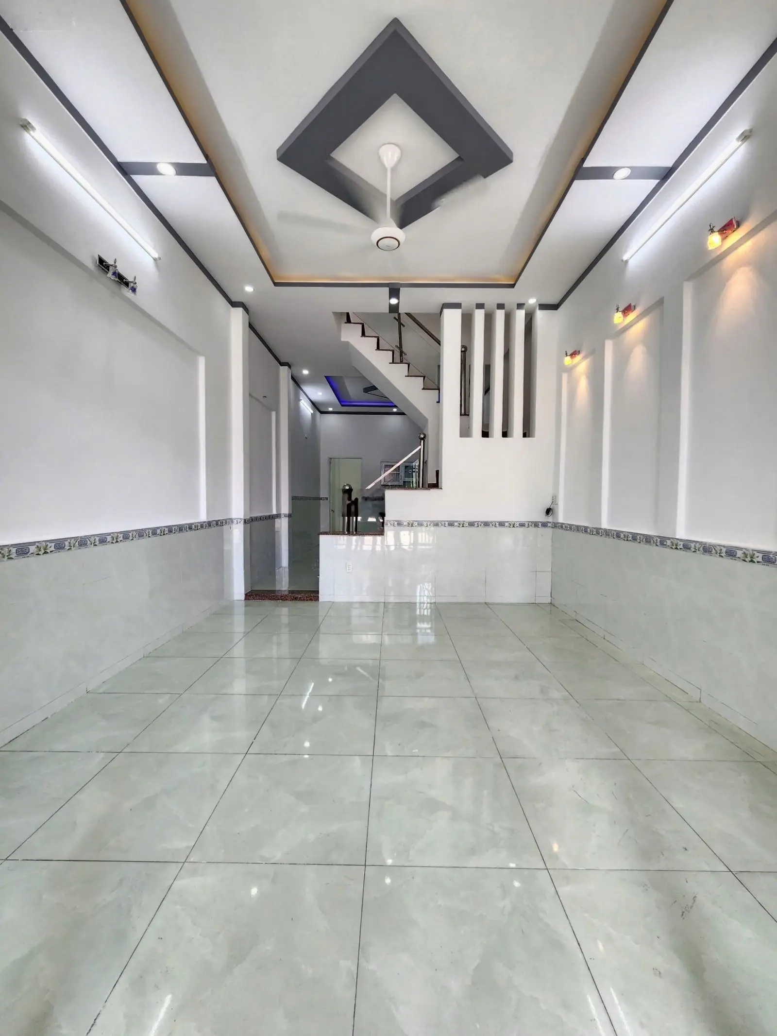 Nhà rẻ 2tỷ890, 63m2 nhà 1 trệt 1 lầu có sân ô tô, phòng ngủ dưới cạnh vòng xoay An Phú, Thuận An