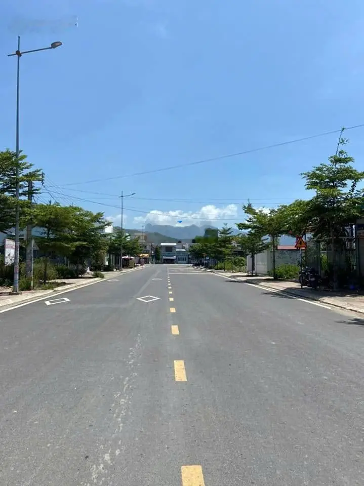 Chính chủ cần bán nhanh lô đất 100m2 Xã Long Đức MTĐ Phạm Ngũ Lão, gần ĐH Trà Vinh. Chỉ 650tr. SHR.