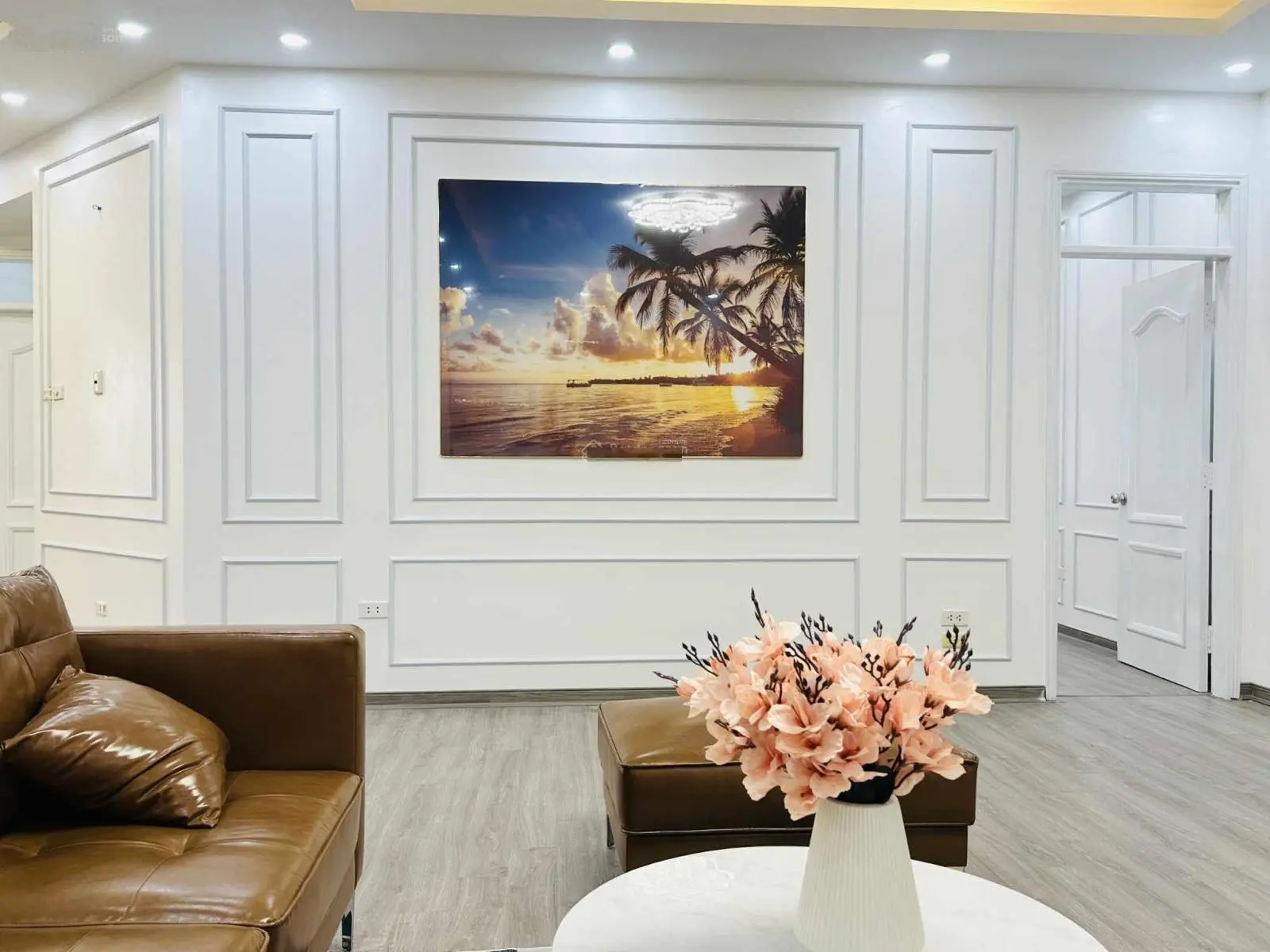 Gia đình cần bán căn 3pn, 2wc, S = 133m2, giá 6.3 tỷ, tại Riverside Garden, sổ đỏ. LH: 0985 232 ***
