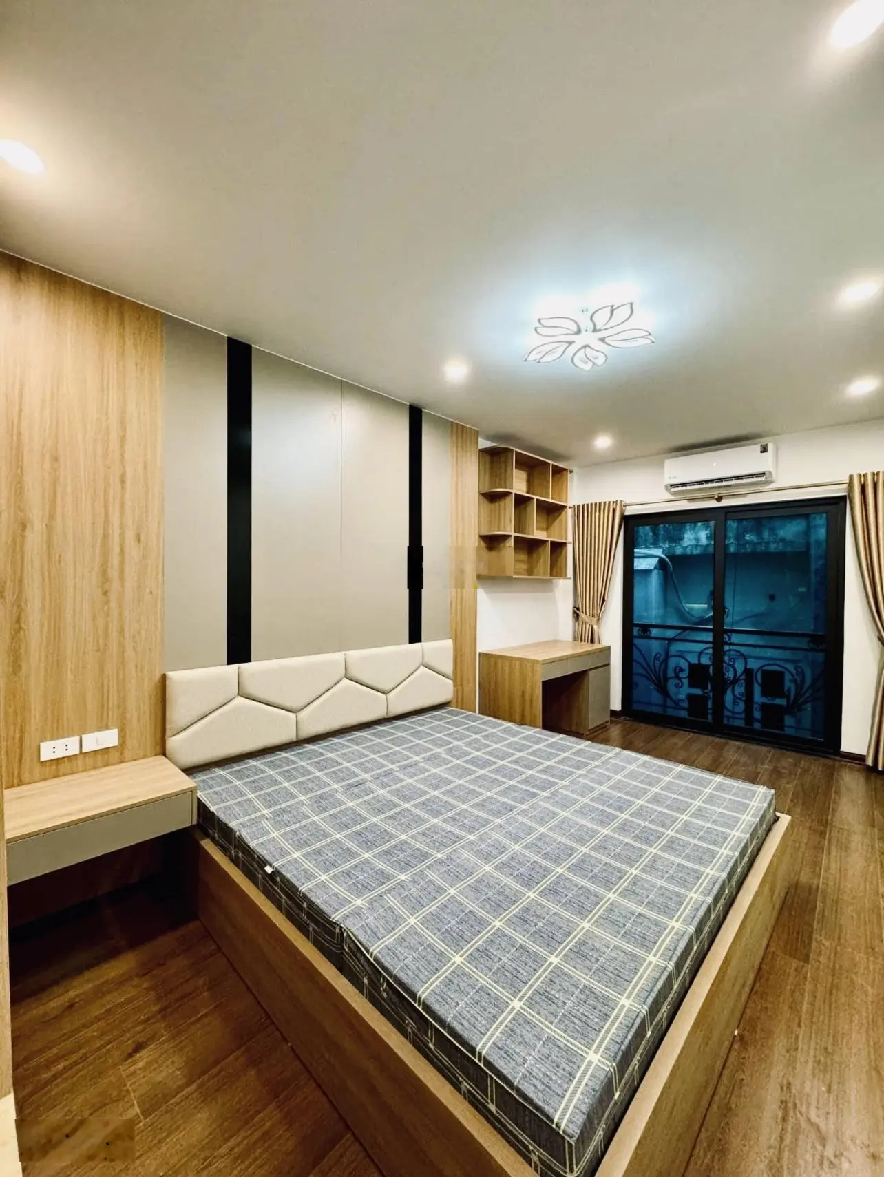 Bán gấp căn nhà đẹp xuất sắc phố Bồ Đề diện tích 38m2 giá chỉ 6 tỷ, ô tô đỗ sát nhà
