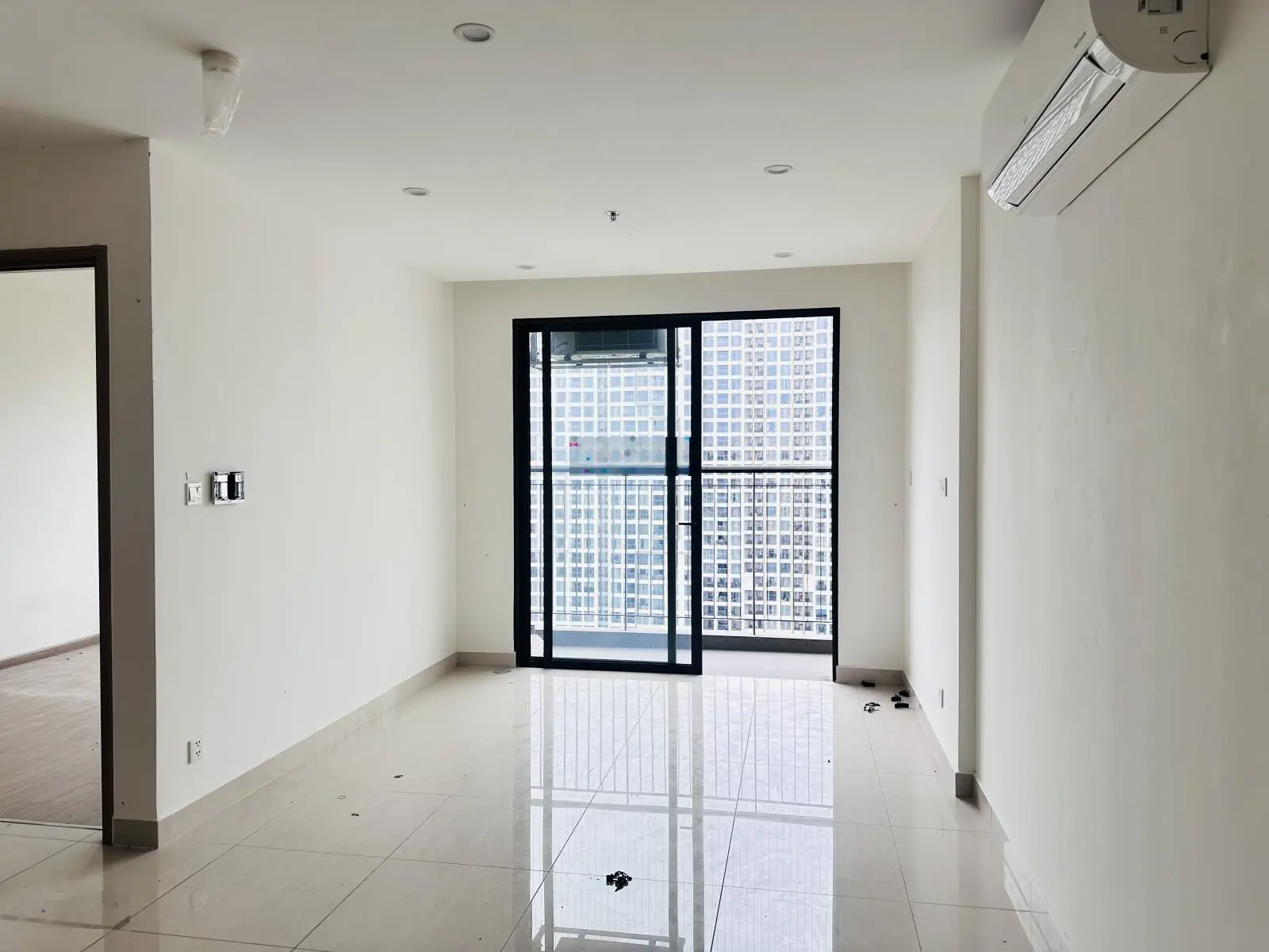 Bán nhanh 1PN + 52m2 The Origami Vinhomes Grand Park giá 1.980 tỷ bao thuế phí. Đơn giá chỉ 38tr/m2