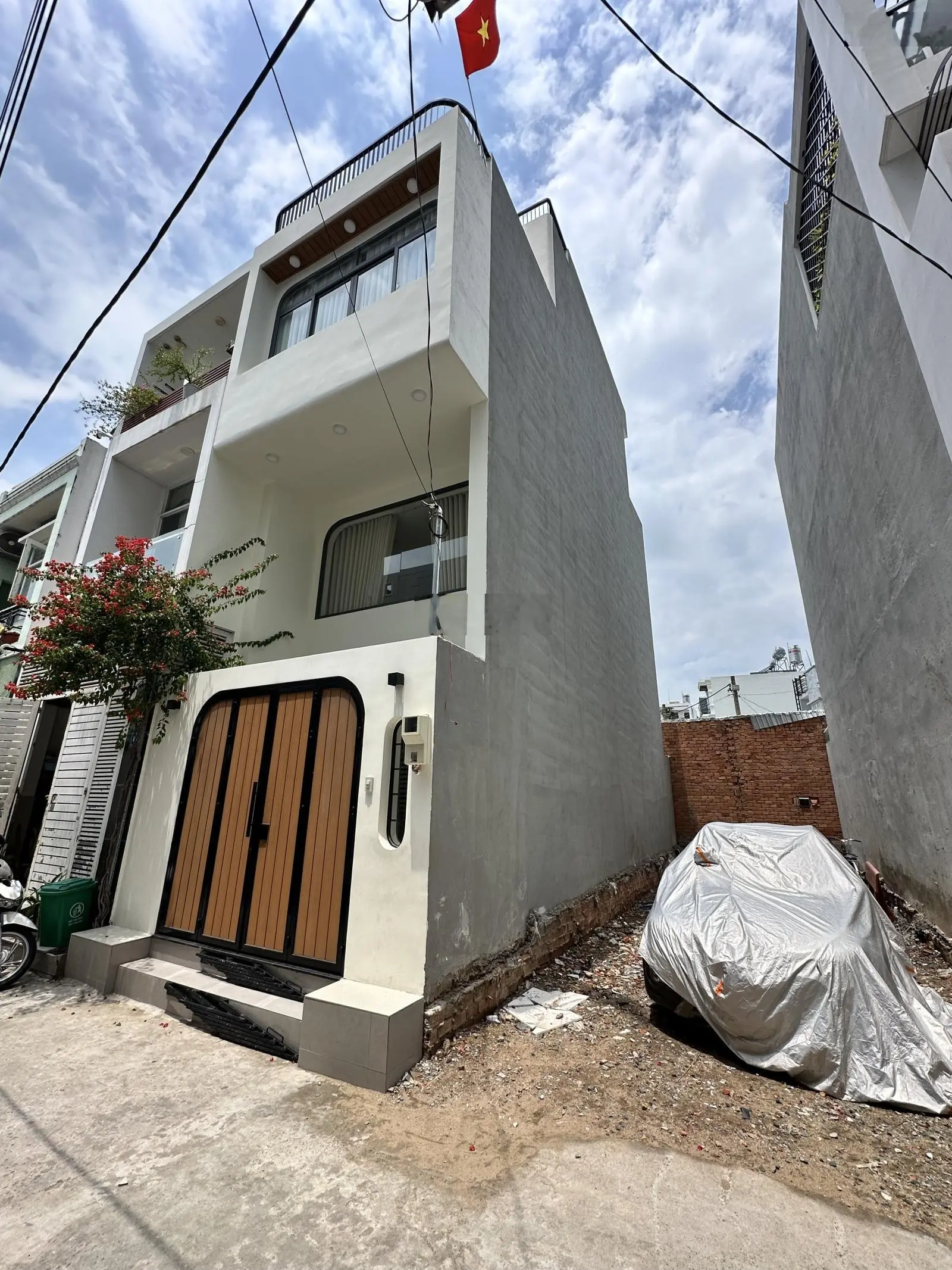 Bán nhà mới xây Hiệp Bình Chánh- đường 26- 54m2- 3 lầu- 4 phòng ngủ, hẻm xe hơi, pháp lý chuẩn