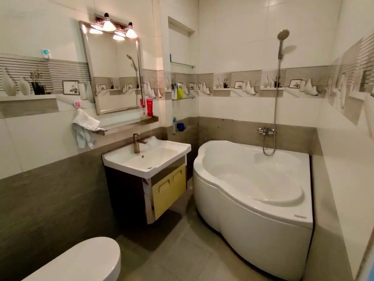 Kẹt tiền bán nhà 75m2 đường đình phong phú, tnpb, ở liền được