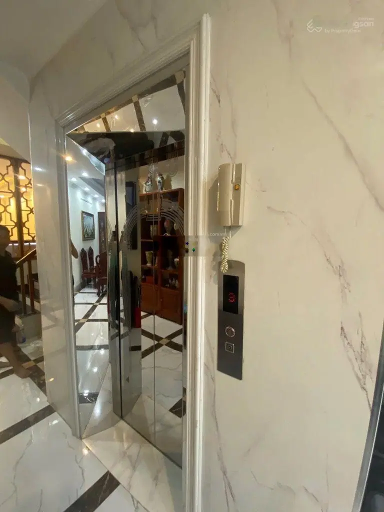 Bán gấp nhà Hồng Tiến, sát phố, DT 76m2 x 6 tầng x thang máy x 2 MT rộng, gara, tặng 2 tỷ nội thất.