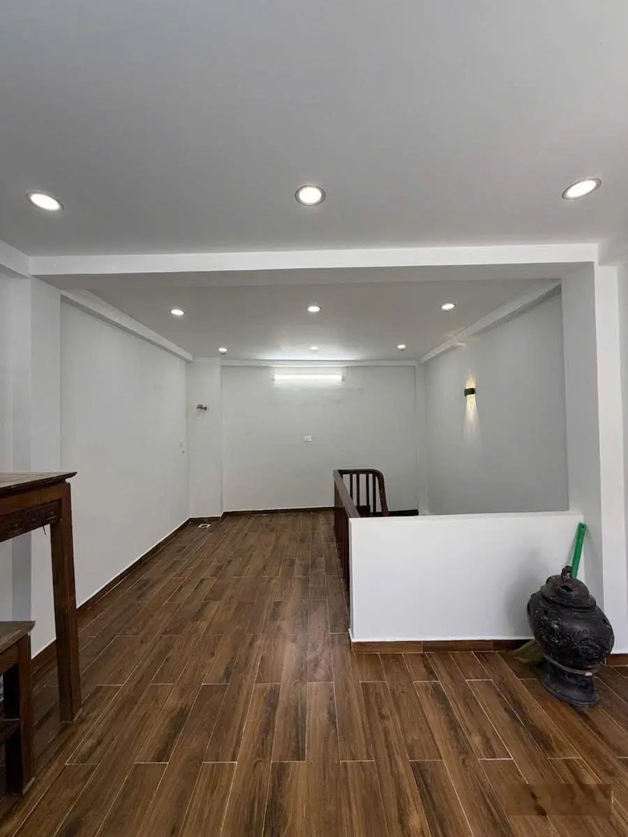 Bán nhà Cầu Giấy phân lô, dân xây chắc chắn. cách mặt ngõ chưa đầy 10m. Dt 32mx5t mặt tiền 4m.