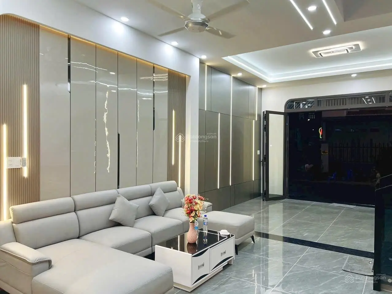 Nhà phố full nội thất tìm chủ mới . 2 lầu 4pn 4 wc tại Tp Thuận An