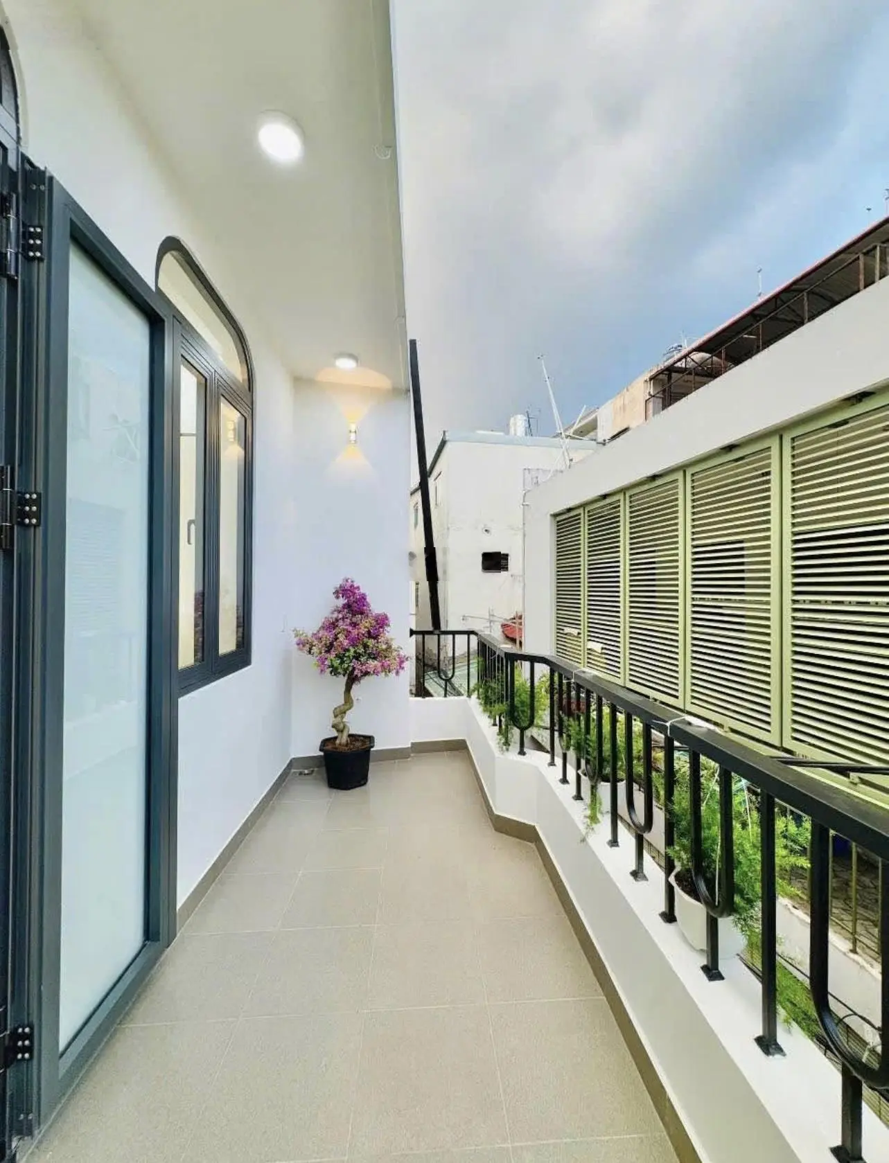 Nhà chính chủ cần bán gấp ngay sát mặt tiền Nguyễn Văn Nghi, giá chỉ 3,39 tỷ. LH 0899.710.254 Hiền