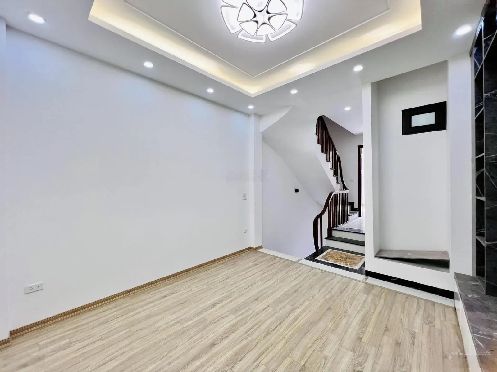 Bán nhà 5 tầng Ngô Quyền Hà Đông nhà mới, ô tô đỗ cổng, giá chỉ 7.99 tỷ