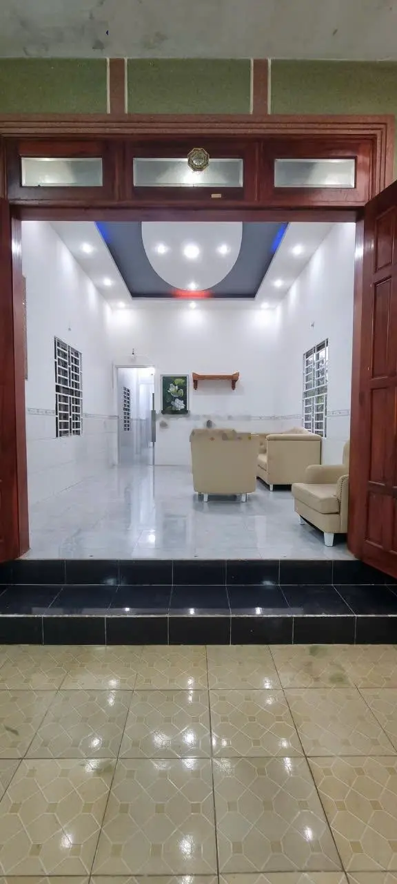 Bán nhà đẹp 2 mặt tiền chợ - đường nhựa 20m trục chính