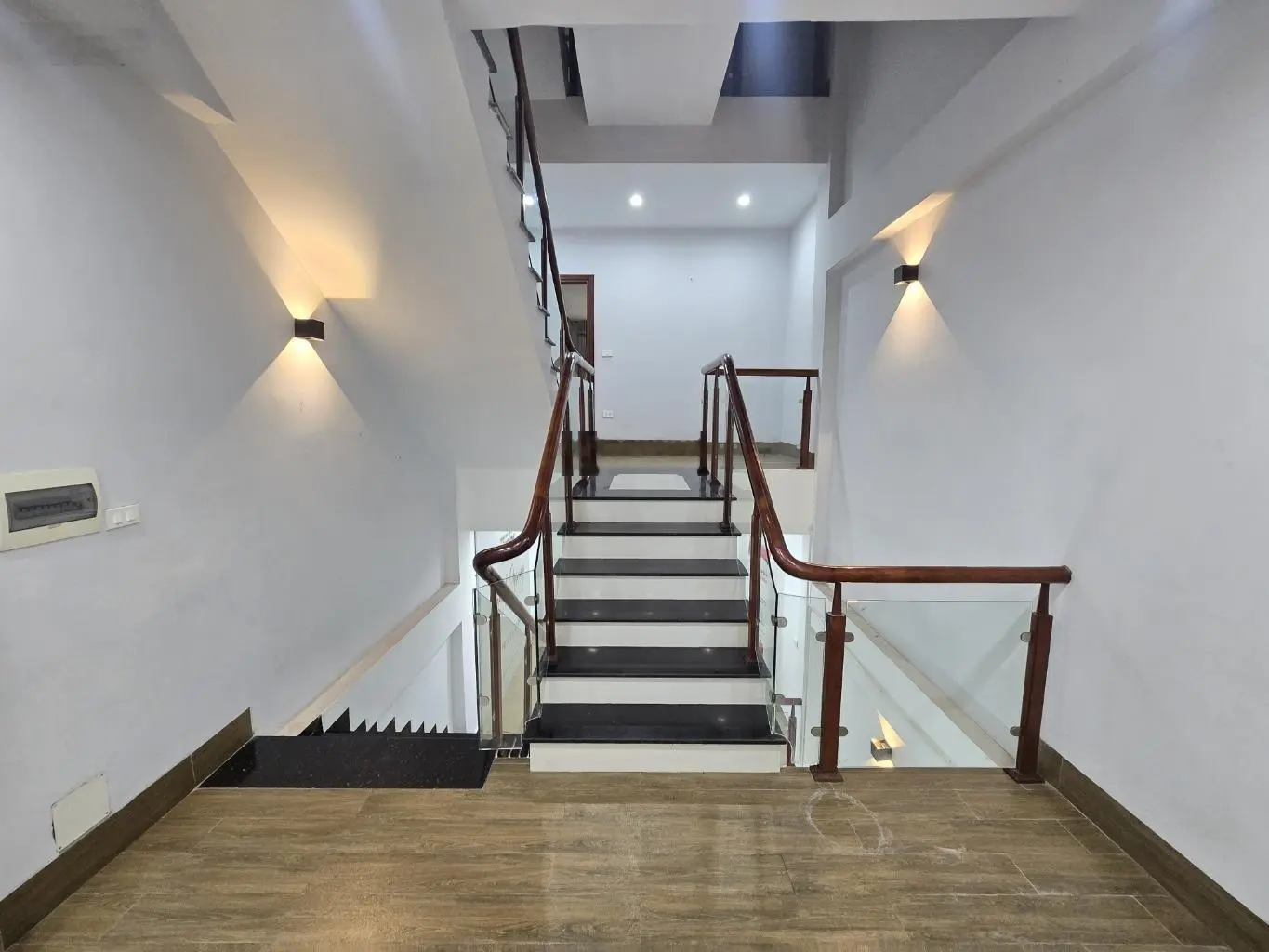 Bán nhà phố Phan Trọng Tuệ 40m2, 5 tầng lô góc 2 thoáng giá nhỉnh 5tỷ