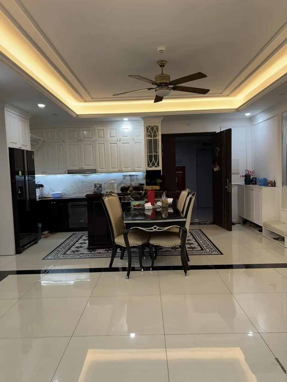 Chuyển nhà xuống biệt thự nên gia đình tôi đang cần bán gấp căn hộ 150 tòa B full nội thất đẹp