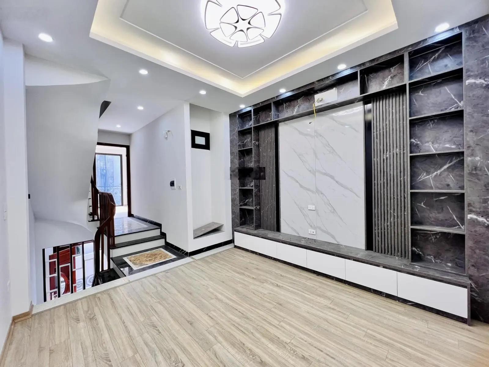 Bán nhà 5 tầng Ngô Quyền Hà Đông nhà mới, ô tô đỗ cổng, giá chỉ 7.99 tỷ