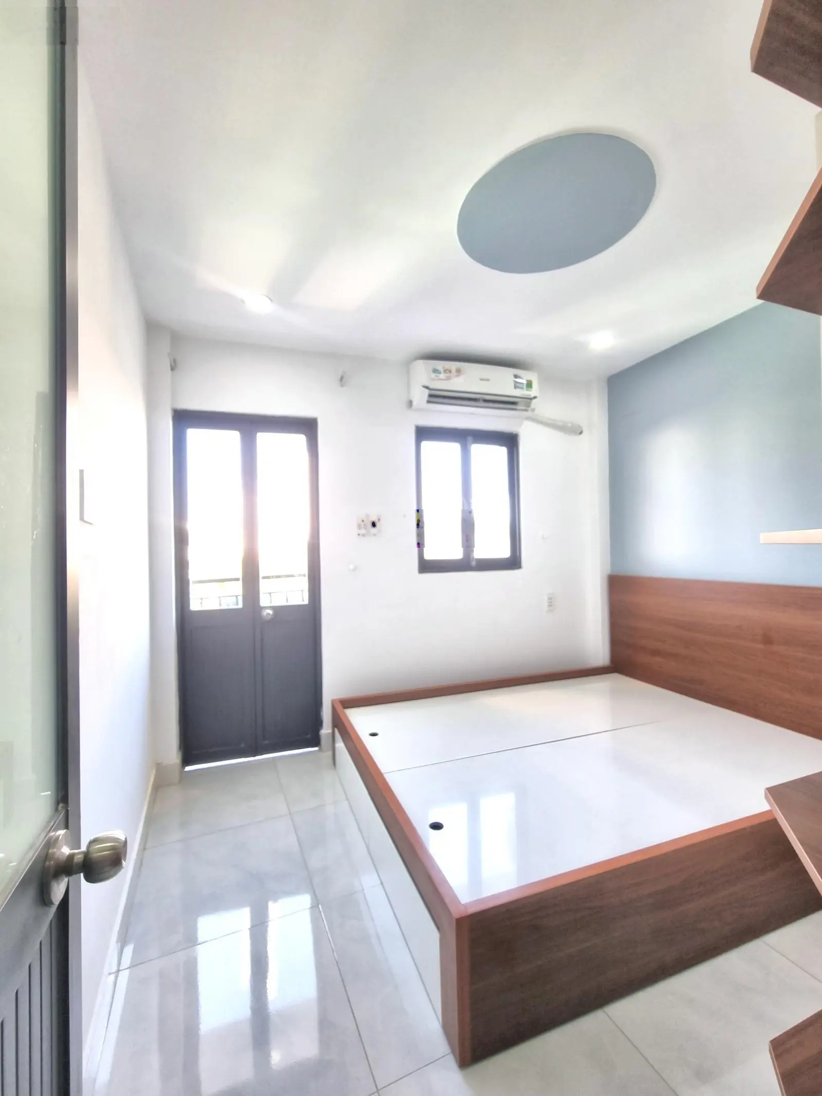 Nhà 2 lầu, mặt tiền hẻm vị trí mua bán kinh doanh đều được. Hẻm trước nhà 4m