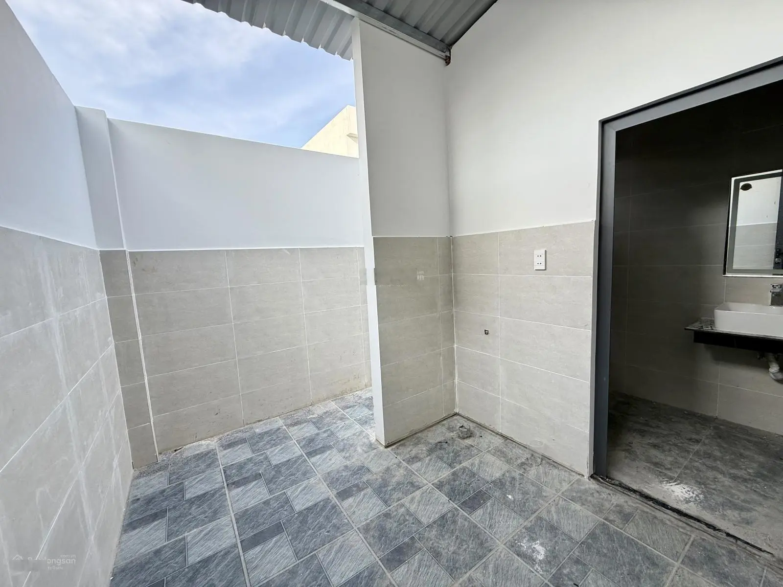 Bán nhà Phú Mỹ đường DX 039 nhựa 8m, nhà 1 trệt 1 lầu, 3 phòng ngủ, sân để 2 xe oto