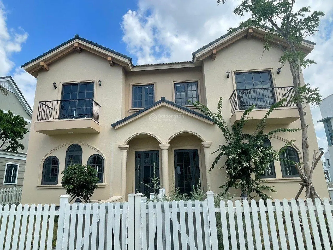 Bán căn villa Novaworld Phan Thiết 8x20m mẫu nhà màu vàng nhiều khách thích giá 4,5 tỷ
