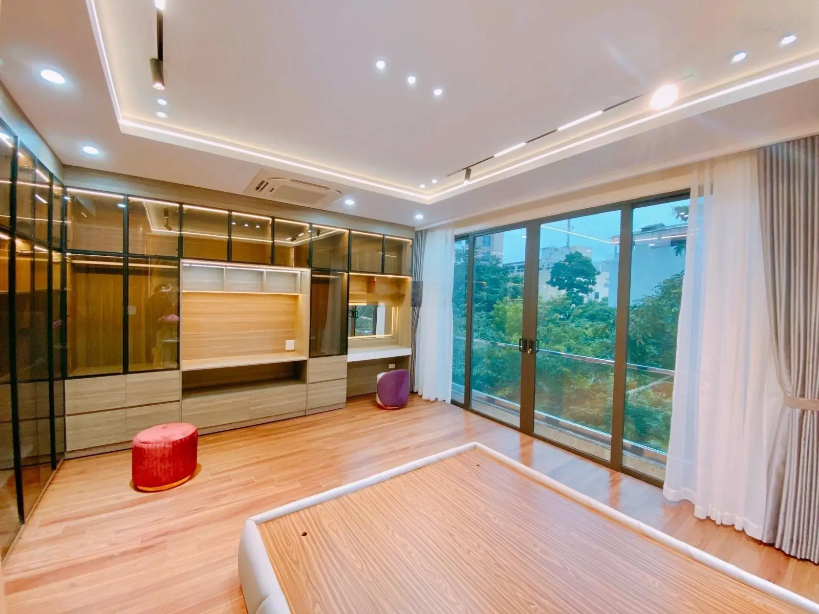 Bán Nhà 7.5 tầng hiện đại mặt vườn Hoa Phố Trạm cạnh Aeon Mall ngay sau phố Cổ Linh Giá trị