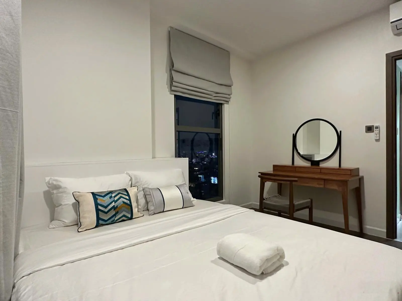 Bán căn hộ 53m2 Saigon Royal Quận 4 nhà đẹp. LH: 0909 024 ***
