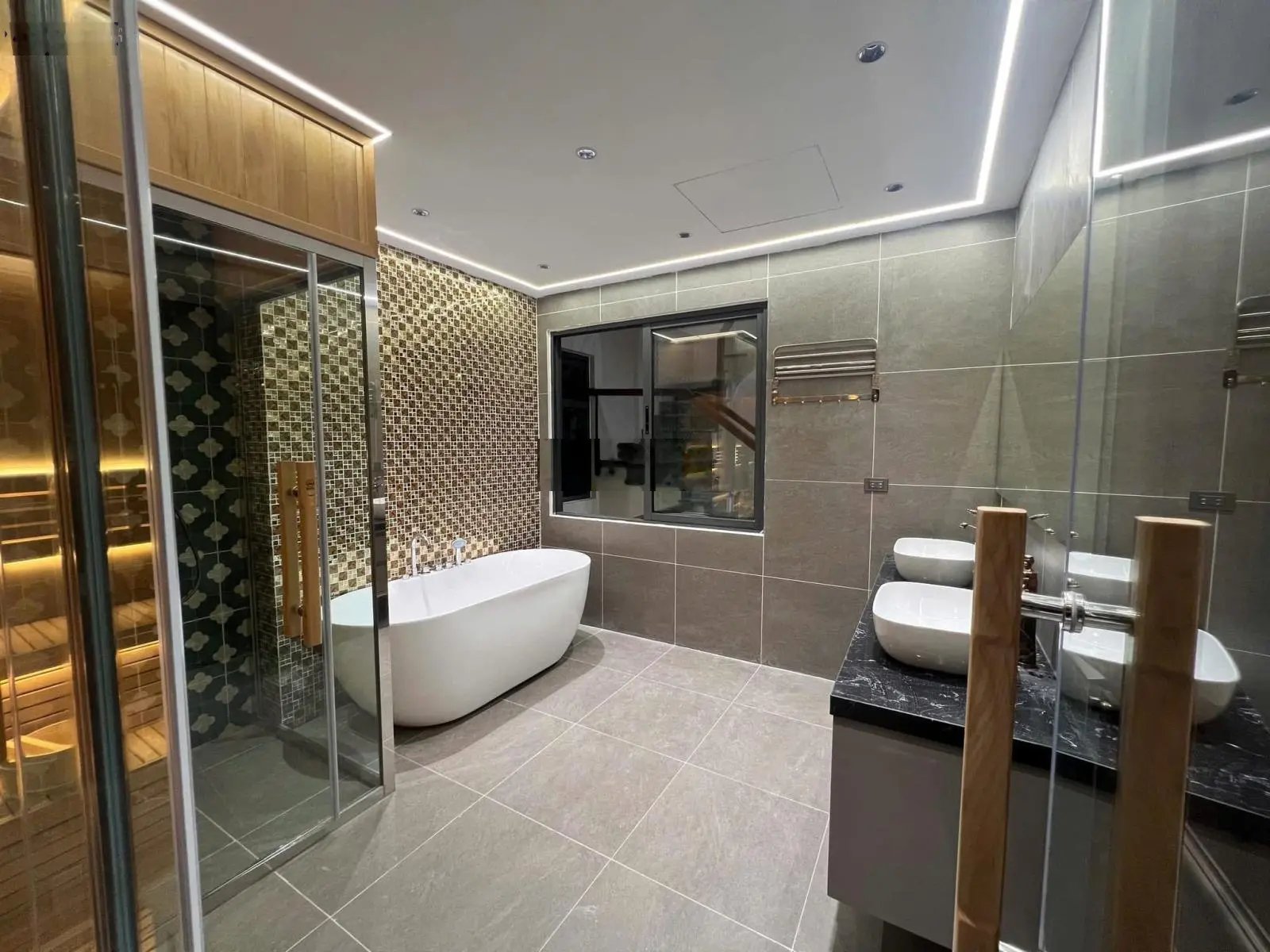 Phố vip Nguyễn Văn Cừ có ngay hàng hiếm ô tô ngủ trong nhà, thang máy xịn, ngay ko tô tránh ở sướng