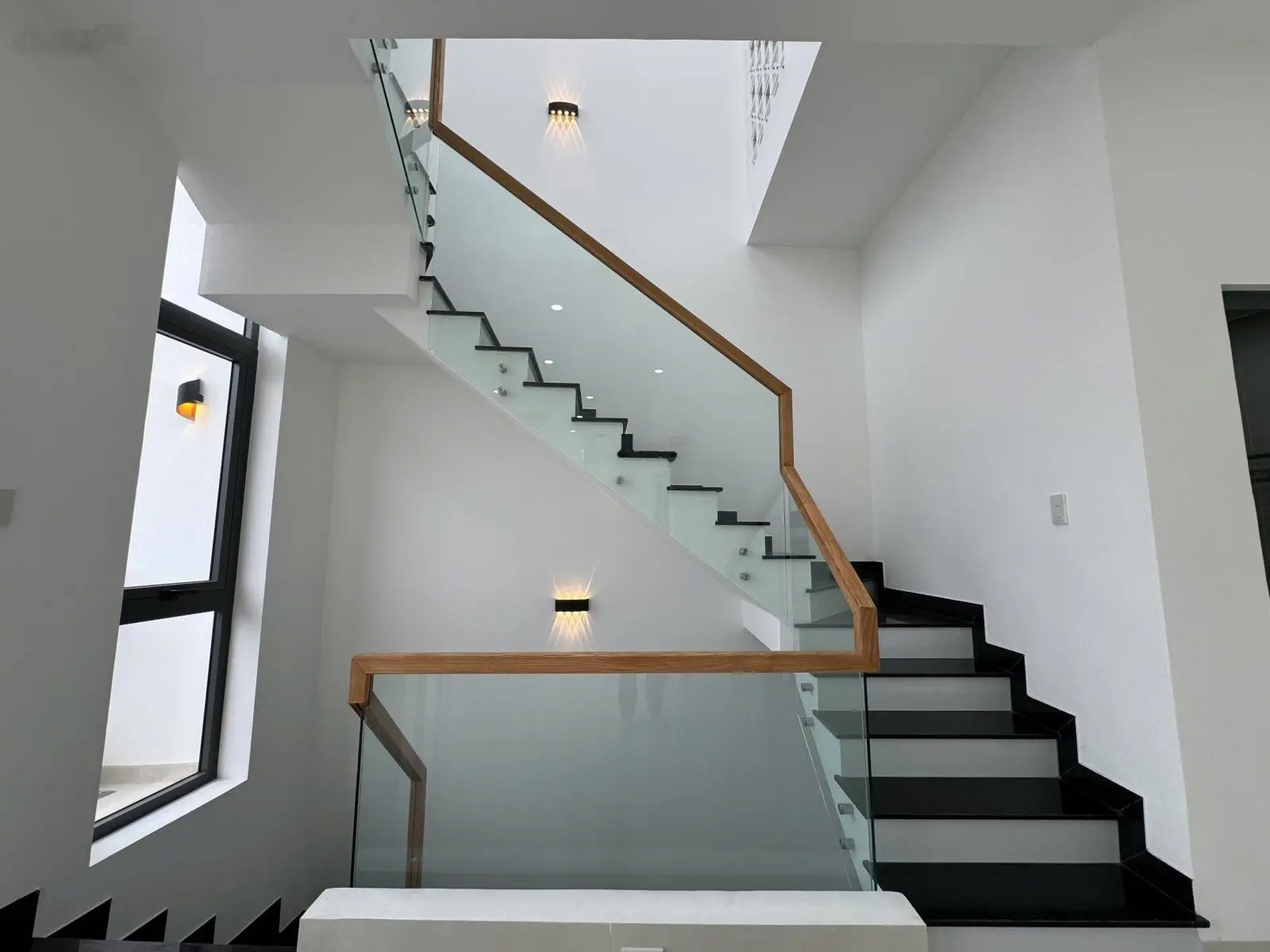Bán nhà mới 3 tầng mặt tiền đường Hùng Vương (QL1A) thị trấn Diên Khánh, cách cây Dầu Đôi chỉ 300m