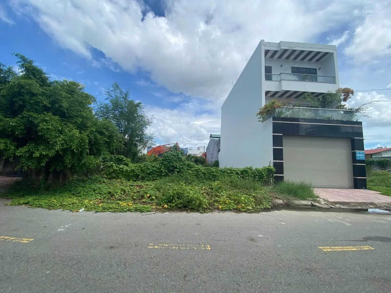 Đất thổ cư DT 143m2, kẹt bán gấp có sổ sẵn tại trục đường Nguyễn Văn Tư, đông dân cư