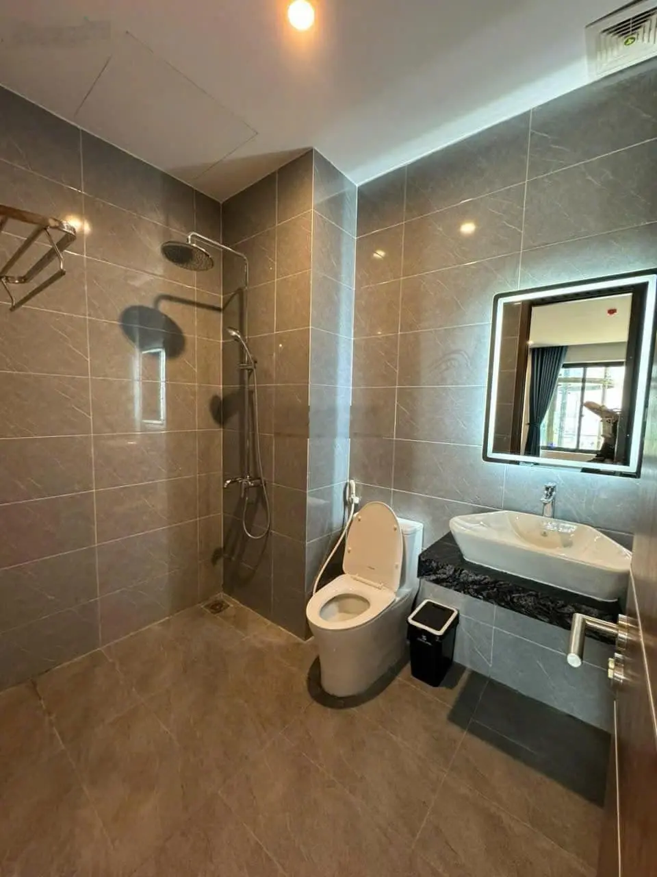 Bán tòa nhà Vip nhất nhì khu phố biển An thượng mặt tiền 9m có 14 phòng cho thuê.