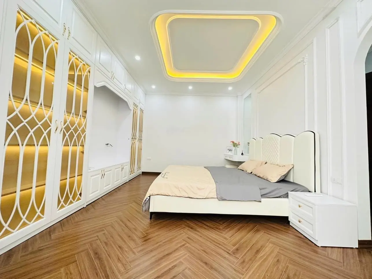 Bán nhà đội cấn tt ba đình - diện tích 45m2x5t- oto đỗ cổng-full nội thất- giá 9.6 tỷ