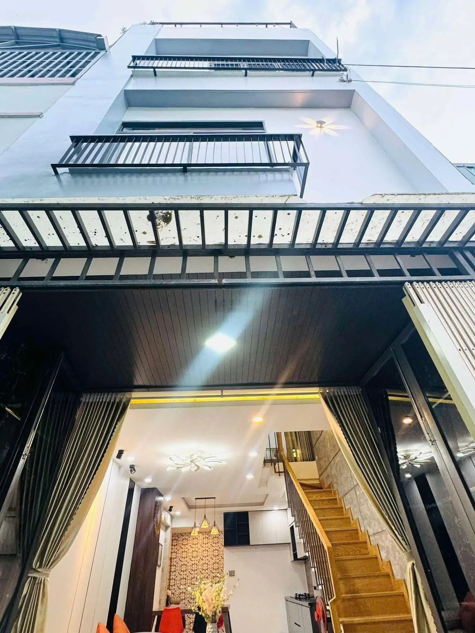 Bán nhà 3 tầng khu dân trí cao, đầy đủ công năng, nhà đẹp y hình, full nội thất, có bớt