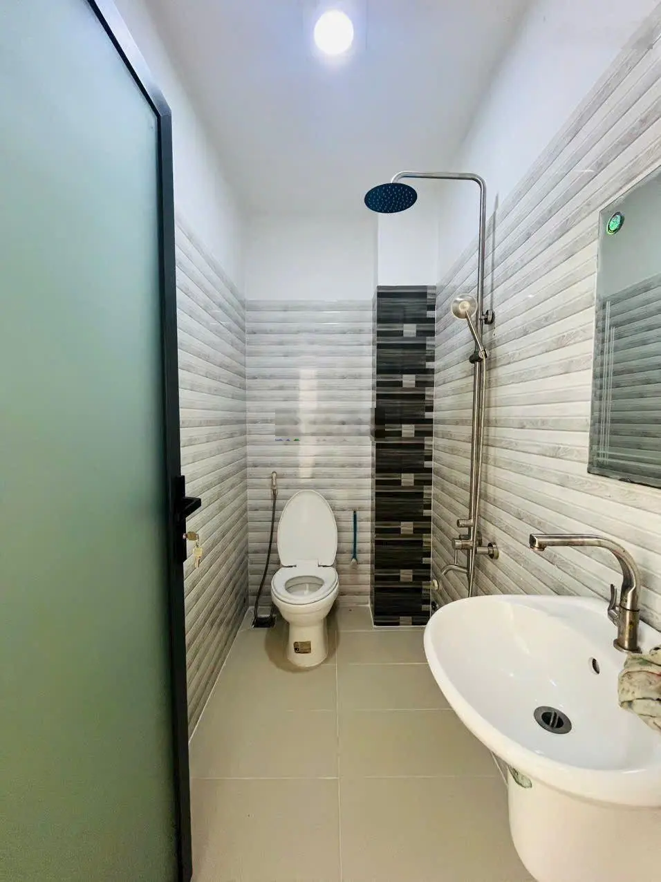 Nhà 3 tầng - 4 phòng ngủ - sổ riêng - xe hơi đậu cửa tài chính đầu 5 tỷ