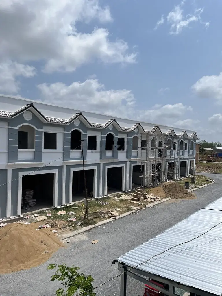 Nhà mặt tiền hoàn thiện gần chợ, trường học