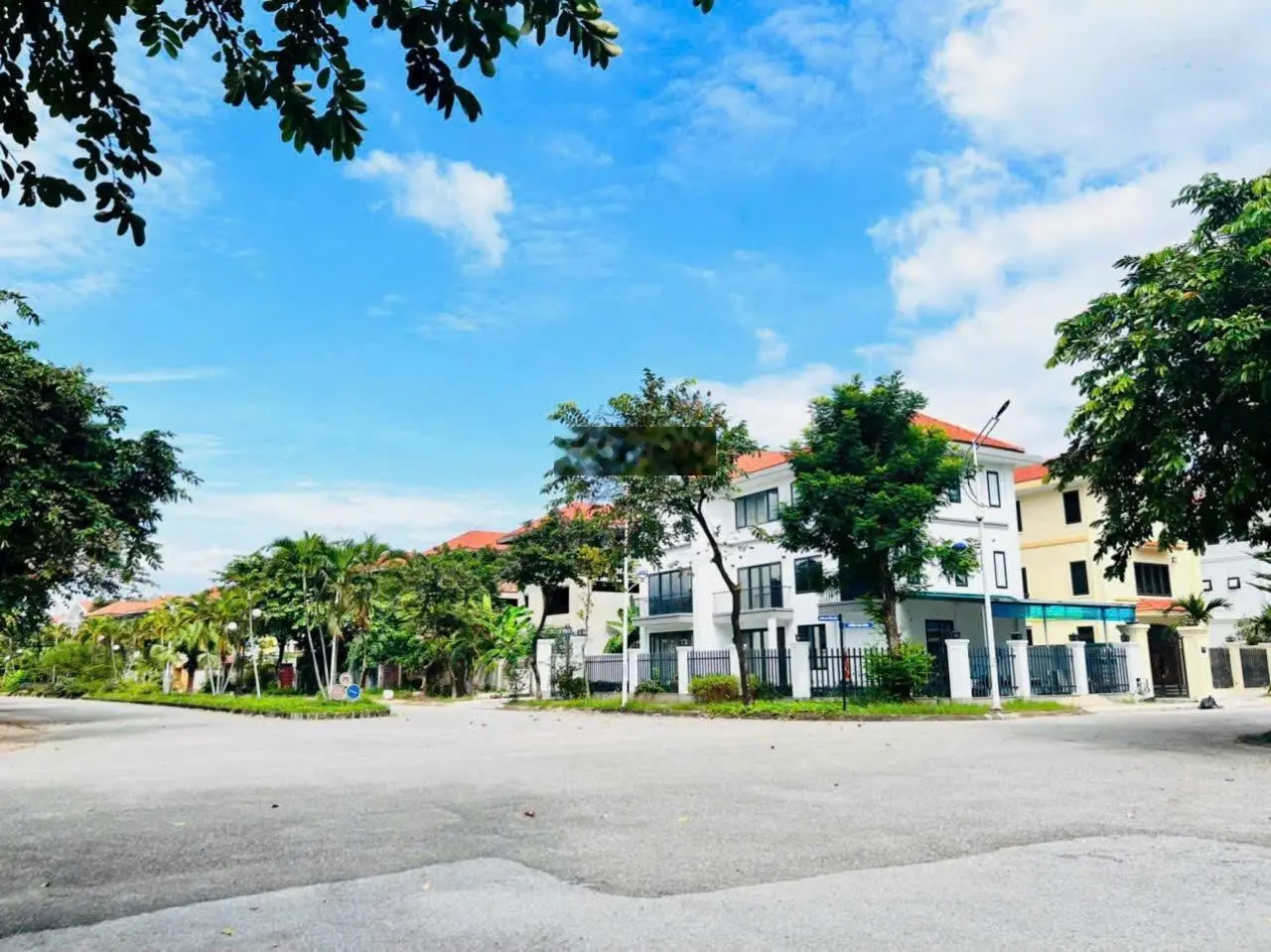 Bán biệt thự mặt sông tại Quang Minh Long Việt