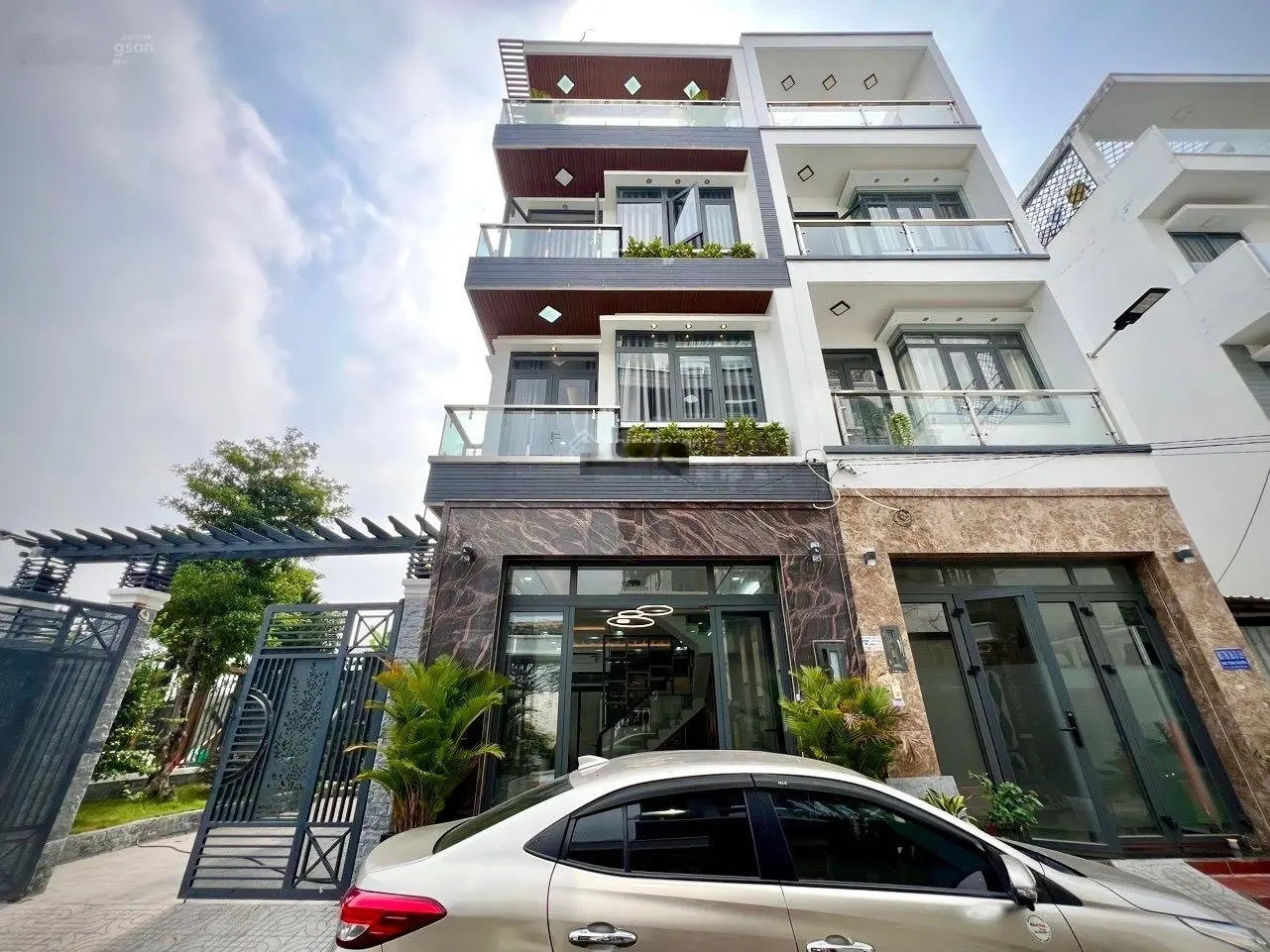 Bán nhà phố sân vườn 116,9m2 hoàn công 4 tầng full nội thất