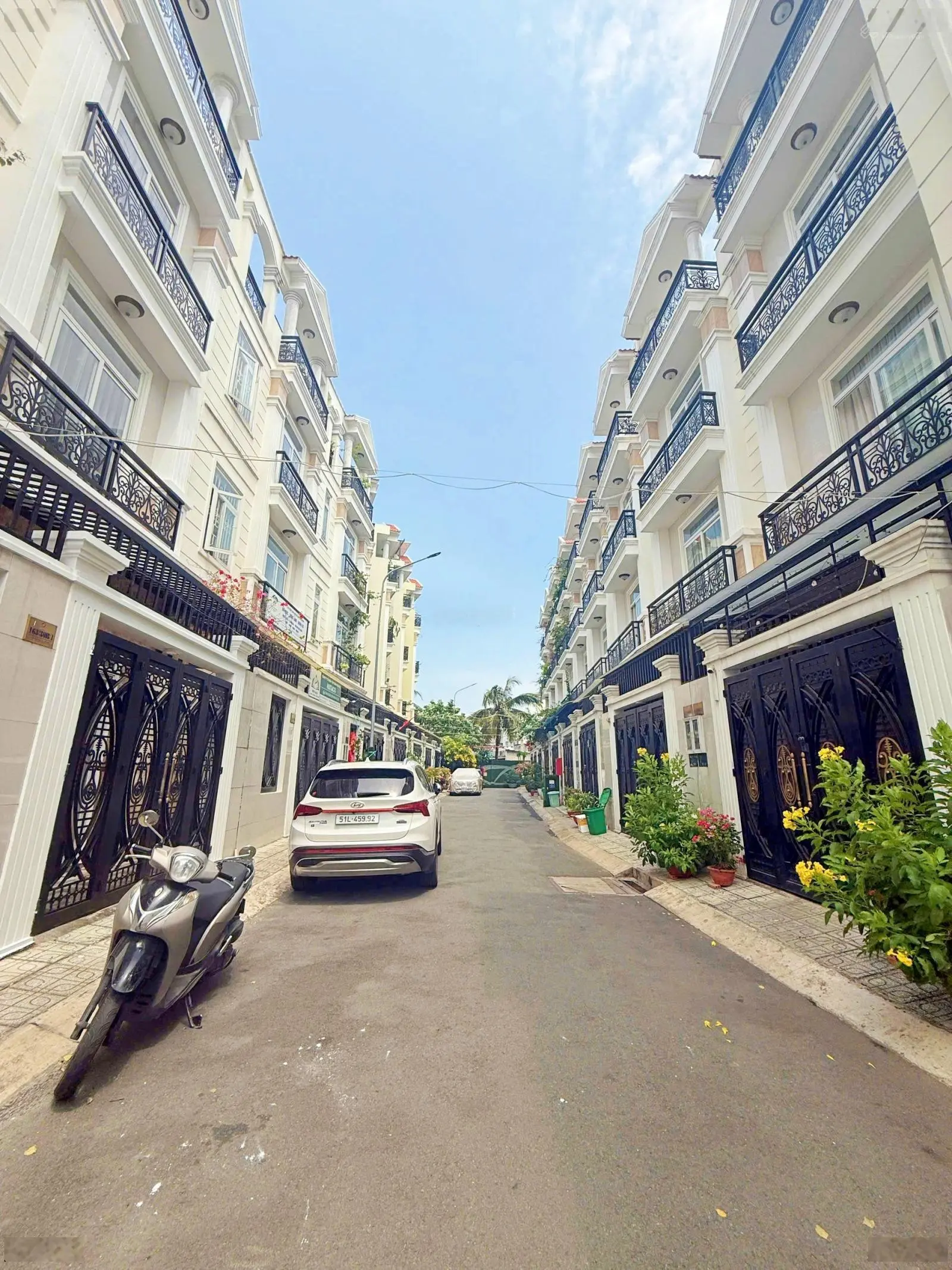 Bán gấp nhà 3 tầng khu đồng bộ có khu vui chơi ngay đường đặng văn bi, cách xa lộ hà nội 300m