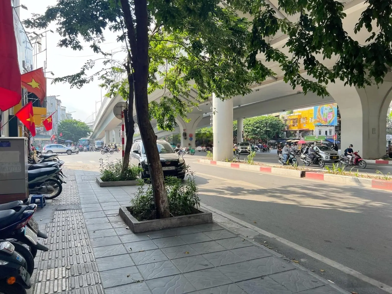Chủ cần tiền bán nhanh nhà 2 tầng mặt phố Đại La vị trí đẹp nhất. Diện tích 90m2 MT 4,1m 35tỷ có TL