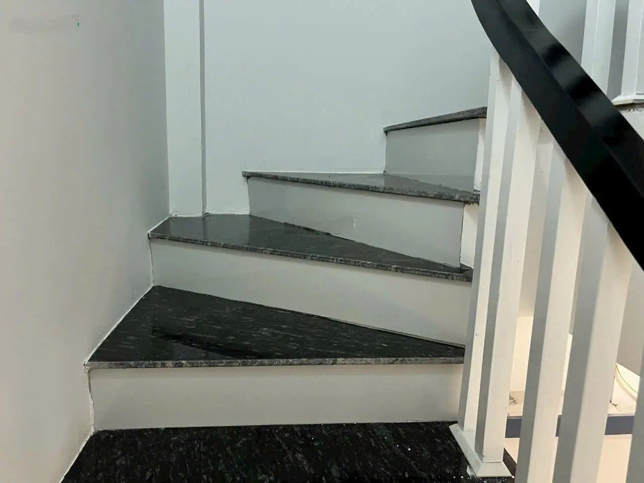 Bán Nhà Siêu Đẹp Thạch Bàn hơn 4 tỷ 31m2 x 5 tầng ngõ nông có sân để xe cạnh công viên hồ