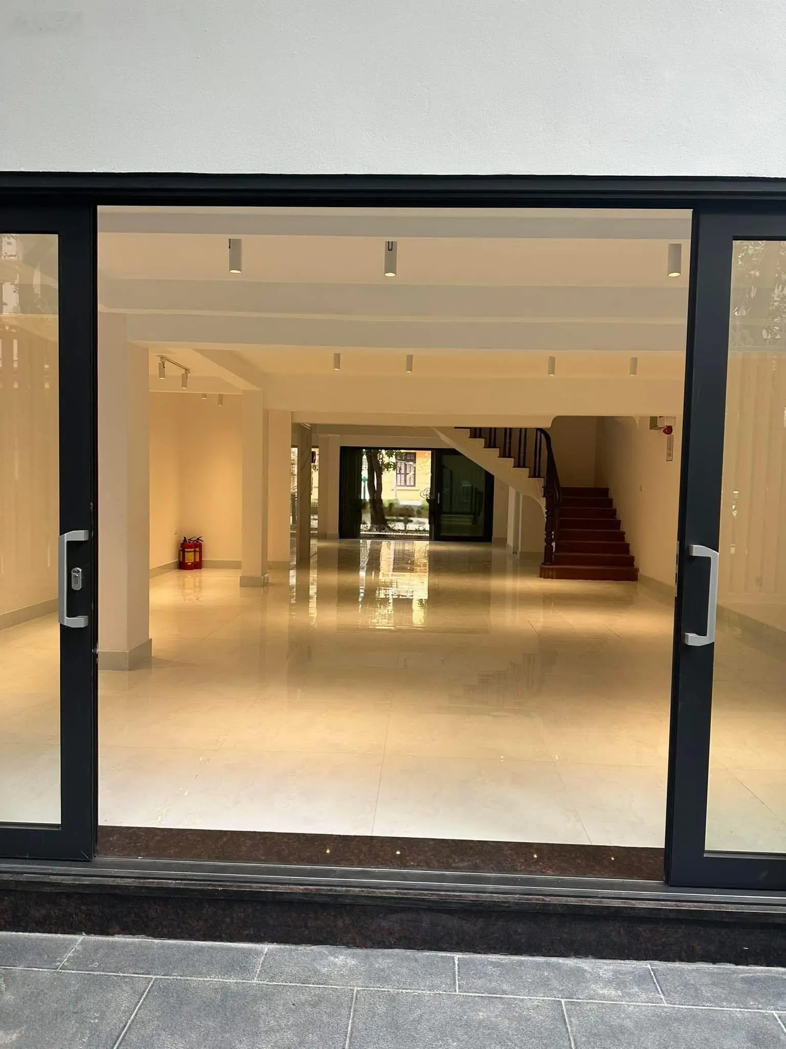 128m2 - mặt tiền lớn 7m - 65 tỷ - nhà phân lô vip khu Cầu Giấy - vỉa hè bát ngát - kinh doanh đẹp