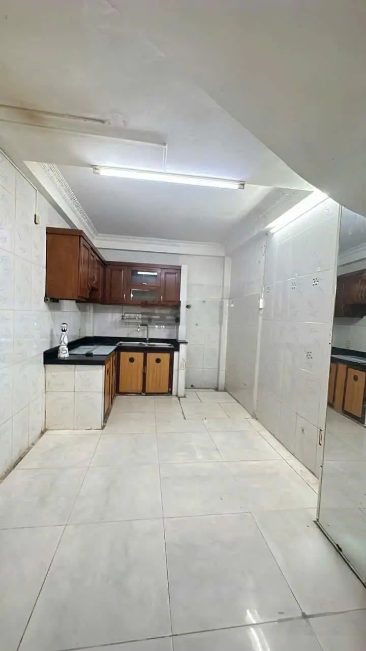 Nhà 5 tầng 5pn - sát mặt tiền Tôn Đản, xe hơi cách nhà 5m. 5,3 tỷ