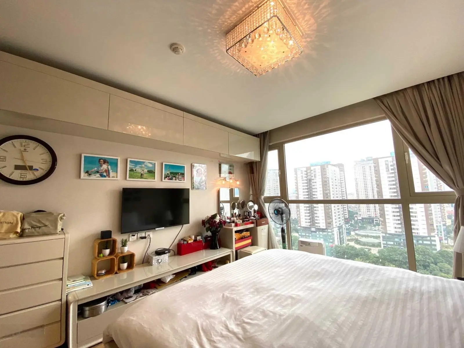 Chuyển nhà xuống biệt thự nên gia đình tôi đang cần bán gấp căn hộ 130m2 tòa B1 full nội thất đẹp
