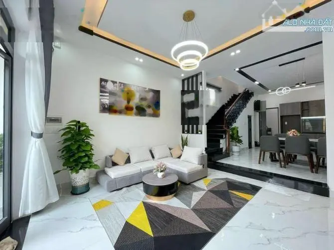 Bán gấp nhà Đoàn Văn Bơ, p14, quận 4. Diện tích 60m2