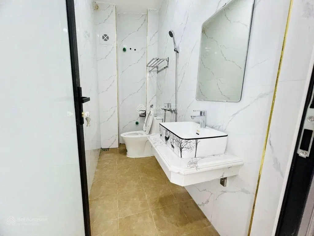 Nhà ngã tư Trương Định, Bạch Mai, 6 tầng, thang máy nhập khẩu, gần phố thoáng đẹp, ở ngay