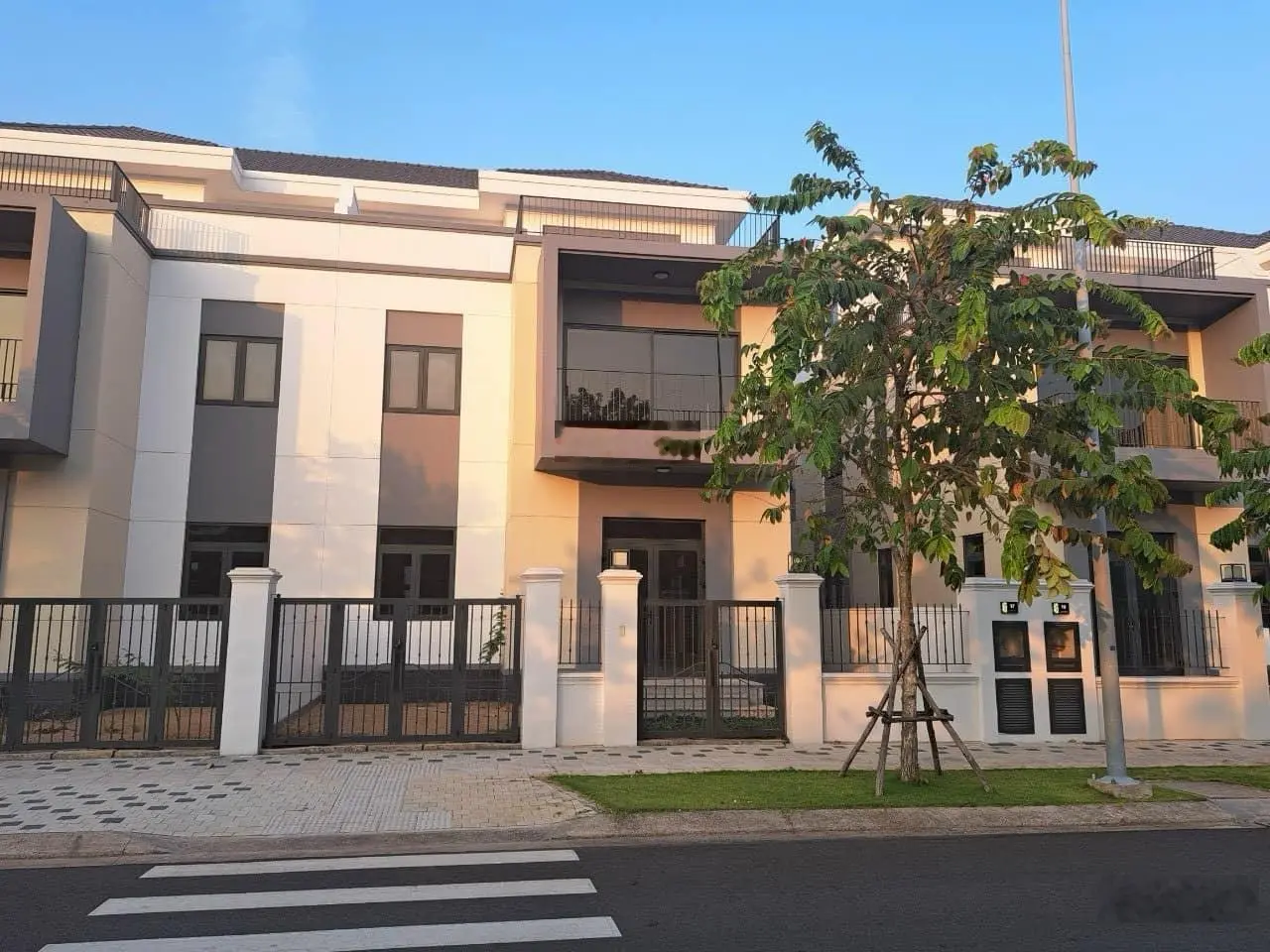 BÁN CẮT LỖ 1,2TỶ BAO PHÍ SANG TÊN CĂN NHÀ PHỐ 8X20 GIÁ GỐC 9,2 TỶ BÁN 8 TỶ KHU ELITE1 CẠNH SÔNG LỚN