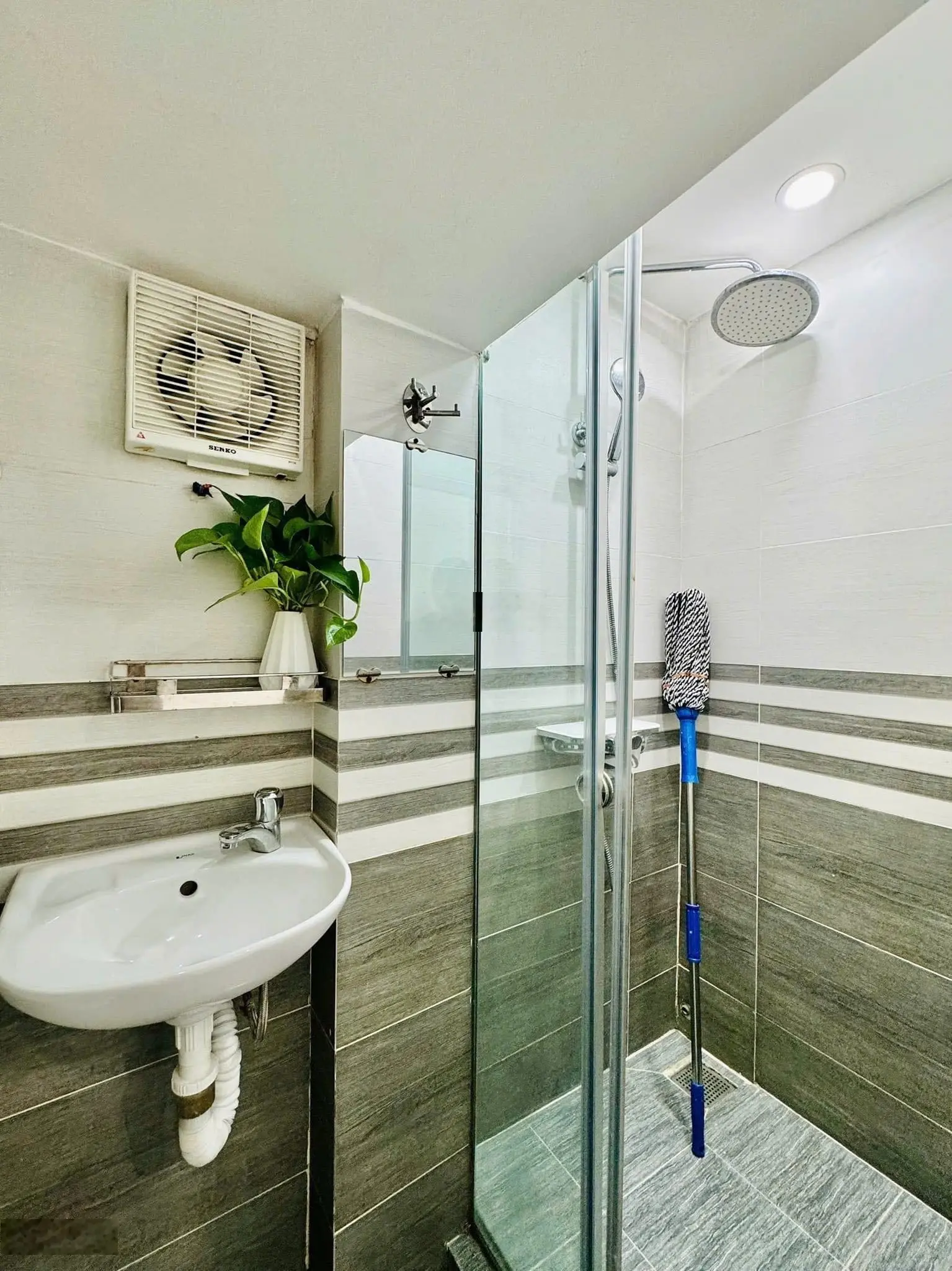 Nhà vị trí đepn trệt 2 lầu hẻm xe hơi Đường số 9 F9 GV. Tặngfull nội thất