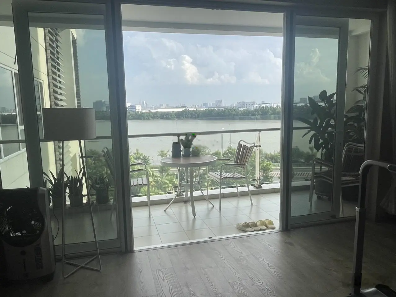 Bán căn 3PN diện tích lớn 217m2 Đảo Kim Cương. Nhà có 2 ban công, sử dụng 2 thang máy ở 2 tháp