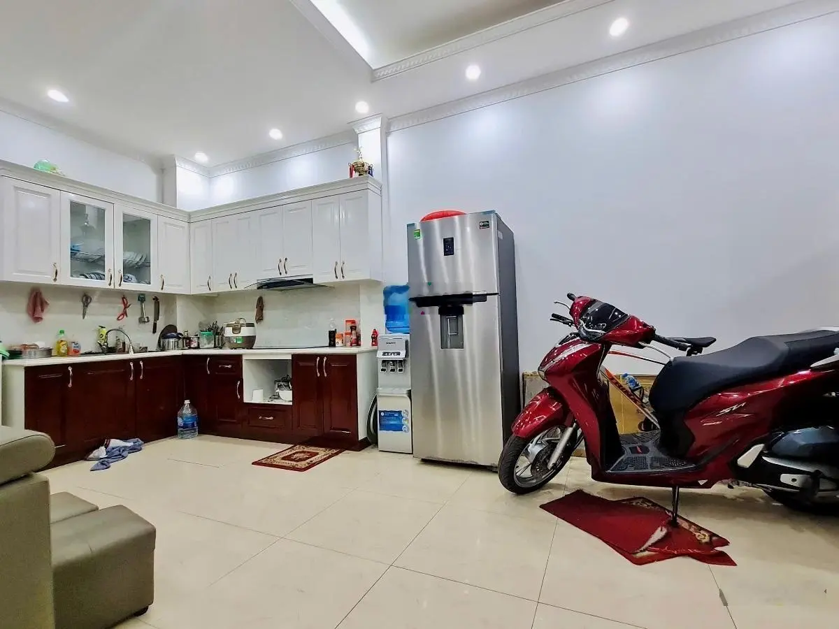 Phố VIP! Trần Thái Tông - Ngõ thông - Gần công viên - sát 9 trường Đại học 40m2*5T, hơn 7 tỷ!