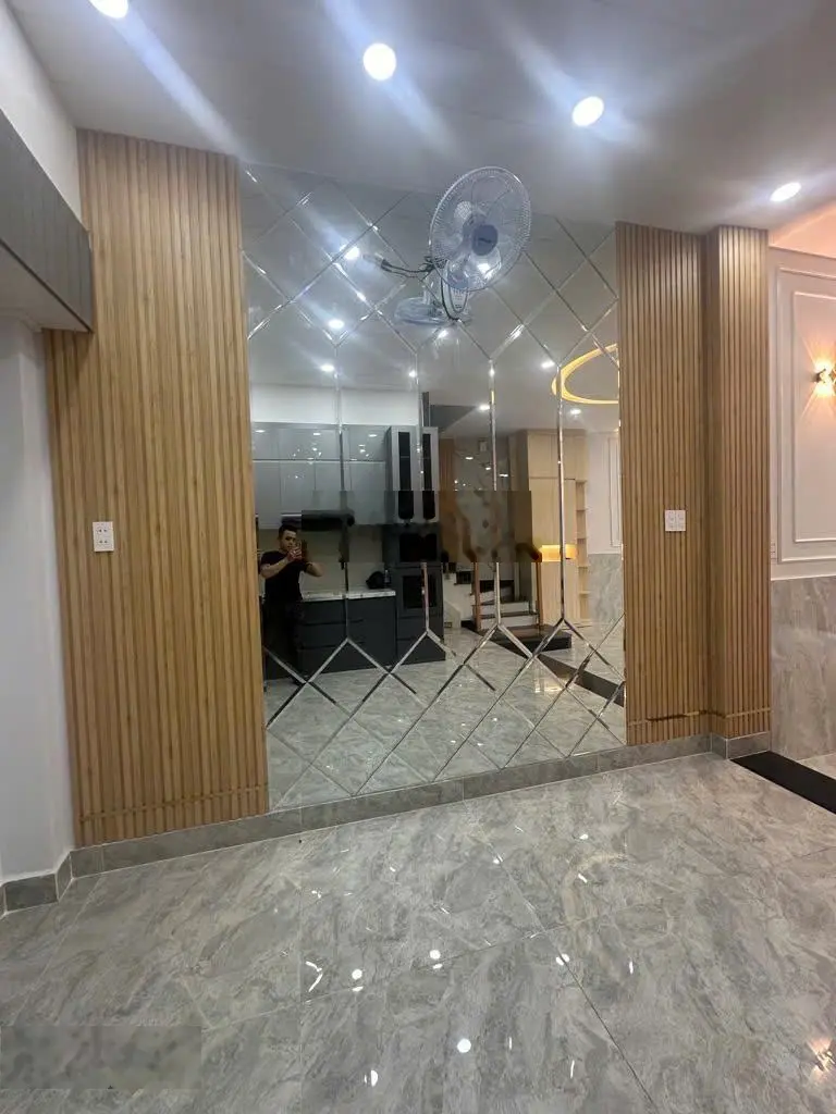 Nhà mới đẹp vào ở ngay, sát Tân Vĩnh Phường 4 Quận 4. 45,7m2, 4 tầng. 4PN, 5WC. Giá: 12,6 tỷ.