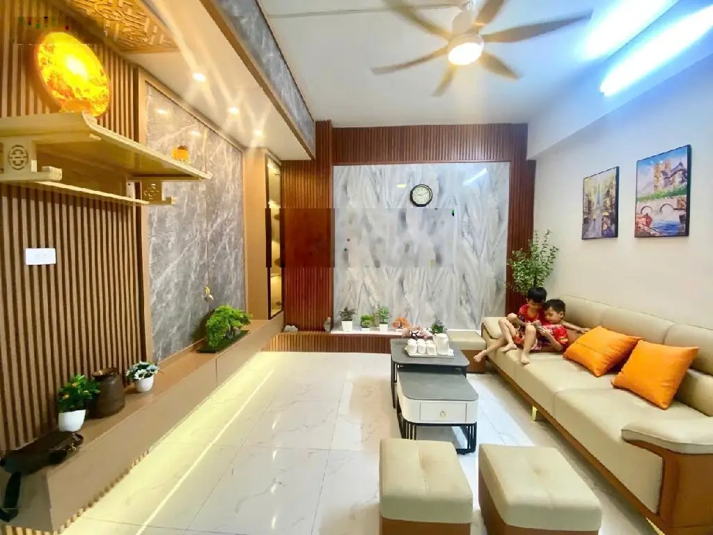 Chính chủ nhờ bán căn hộ 90m2 2N + 1 2vs giá 3.65 tỉ có bớt, nội thất xịn đẹp, ban công rộng đẹp