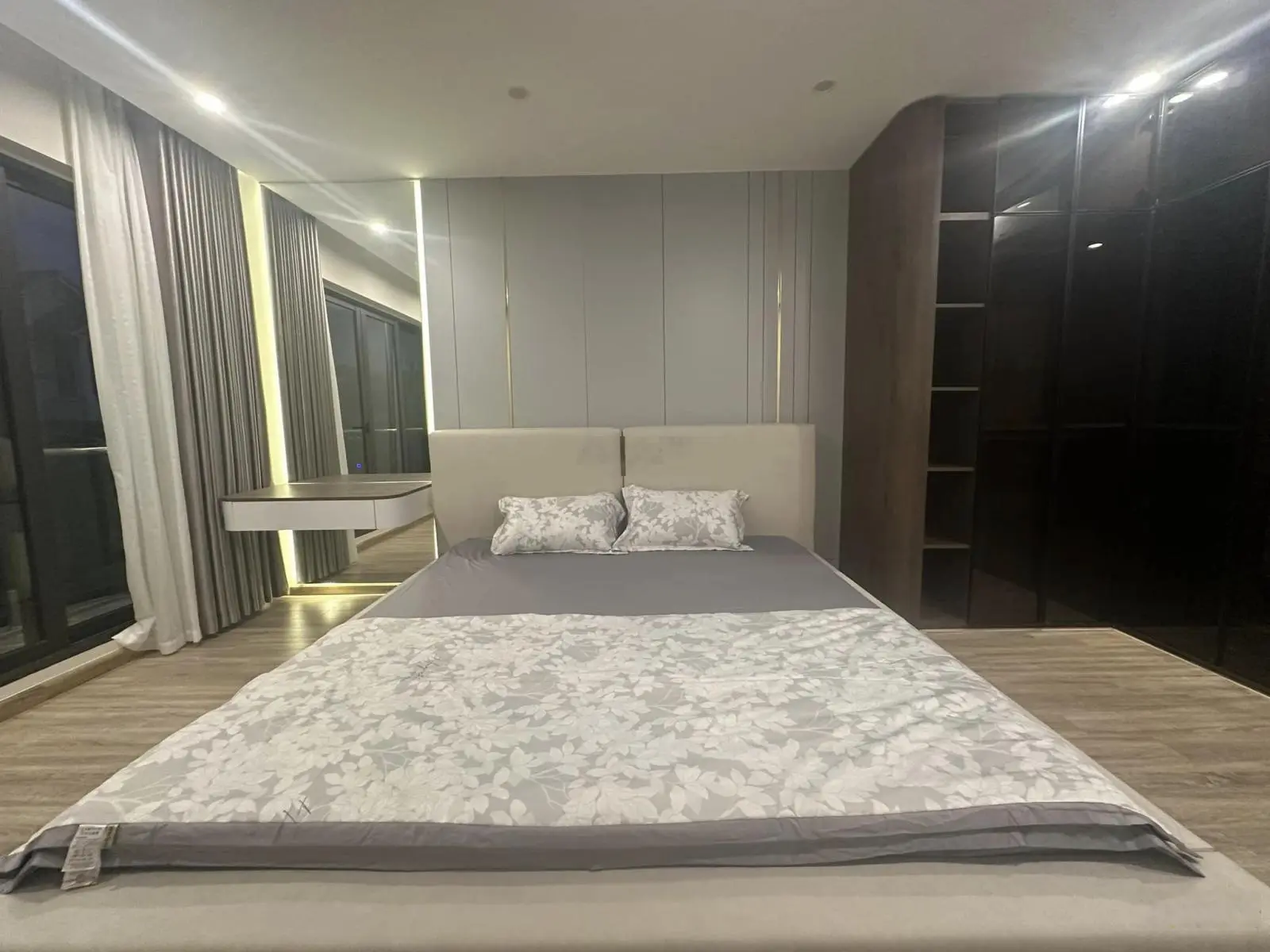 Cần bán nhà 8 tầng thang máy vừa kinh doanh vừa ở. Vị trí hiếm. Vỉa hè rộng kinh doanh sầm uất