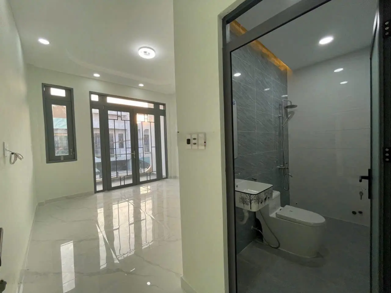 Nhà ngay chợ Bình Chánh - 1trệt 1 lầu - 3 phòng ngủ - 3WC