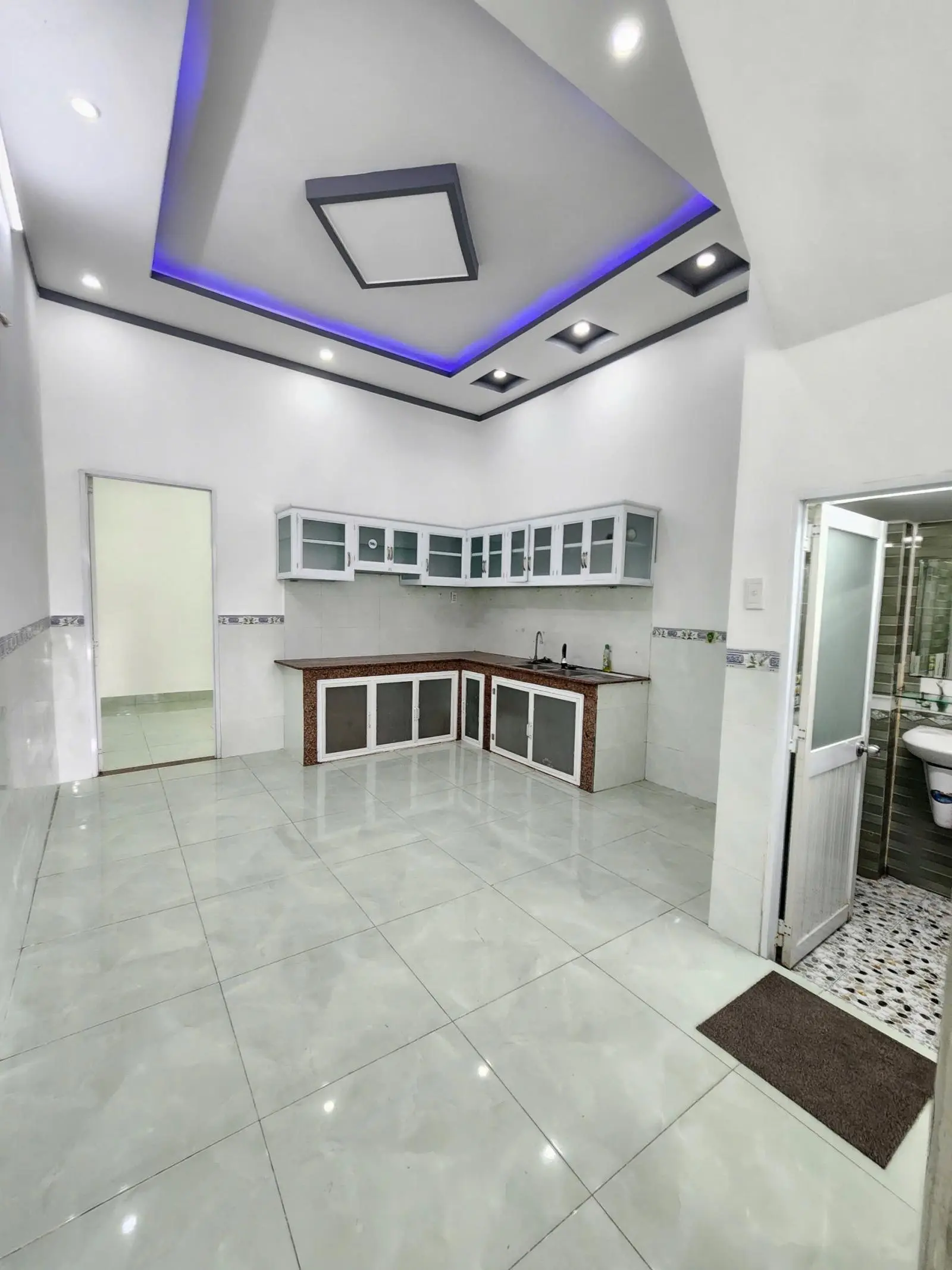 Nhà rẻ 2tỷ890, 63m2 nhà 1 trệt 1 lầu có sân ô tô, phòng ngủ dưới cạnh vòng xoay An Phú, Thuận An